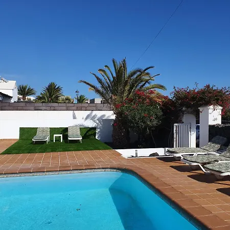 Villa Fun Family Villa-crazy Golf Course-heated Pool-cocktail Bar-jacuzzi-games Room-wifi &uk Tv Puerto del Carmen (Lanzarote)